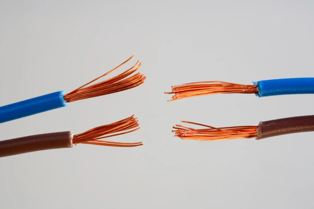 Как правильно соединить провода в распределительной коробке?